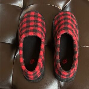 Acorn Red and Black Plaid Slippers Size 6.5-7.5